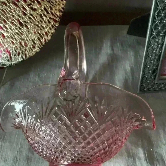 L.E. Smith vintage Pink Carnival Glass with  handle - Picture 2 of 10